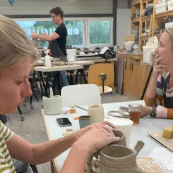 handvormen met klei mokjes