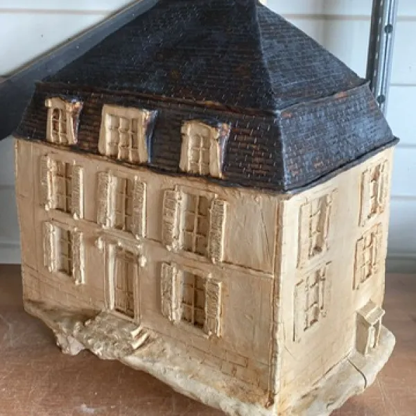 Beeld van een landhuis in klei