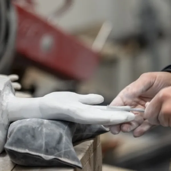 Beeld van hand in marmer