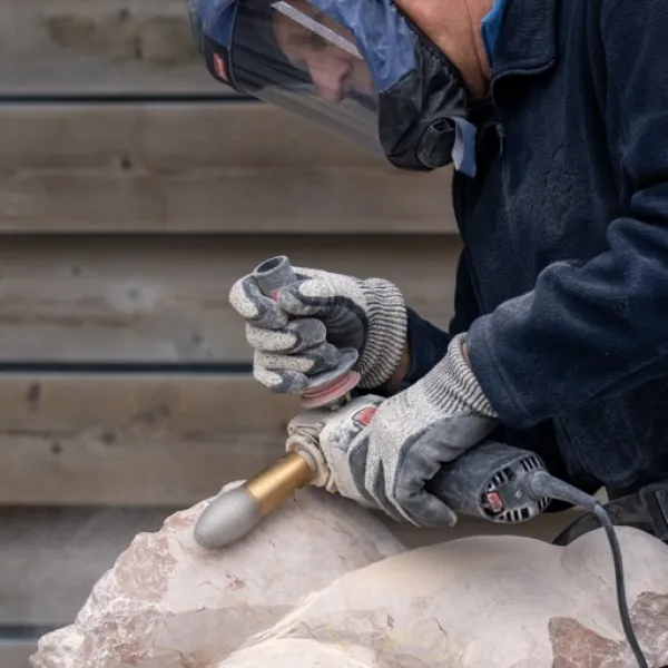 Beeld van steen bewerken met machine