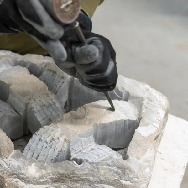 Beeld hakken met hamer en beitel in steen