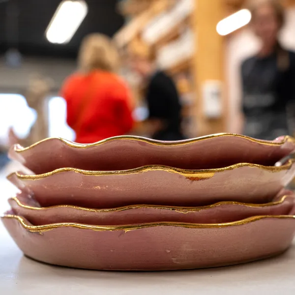 bordjes van keramiek met goudluster