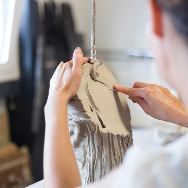 Portret van klei uithollen