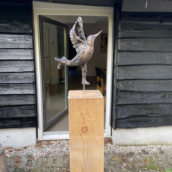 beeld van keramiek vrije vogel