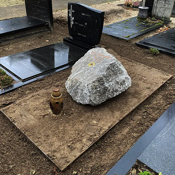 grafmonument ruwe kei uit de algau begraafplaats teteringen 2021