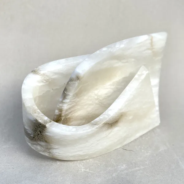 abstract beeld in albast