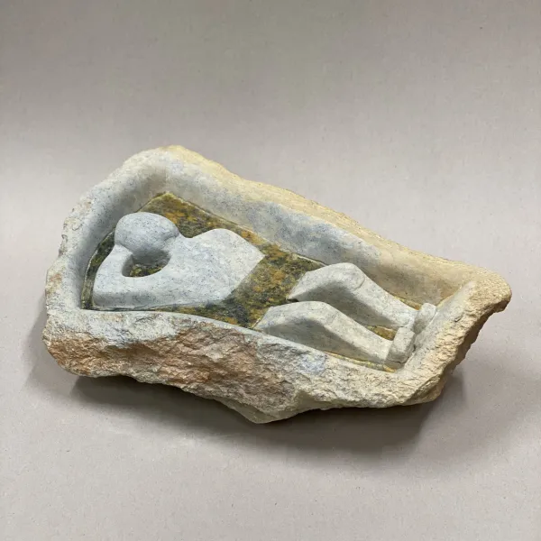 een beeld van iemand in bad van steen gemaakt