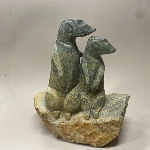 stokstaartjes in natuursteen