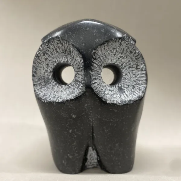 beeld van uil in Belgisch hardsteen