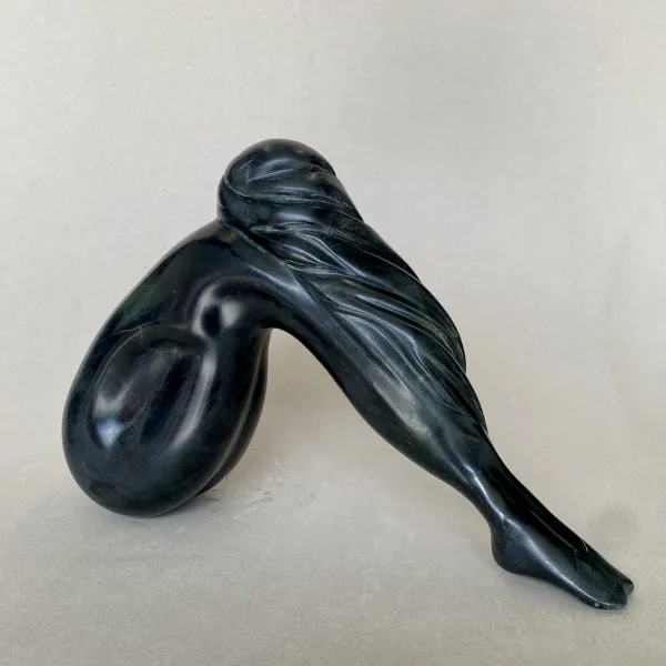 beeld van vrouw in serpentijn