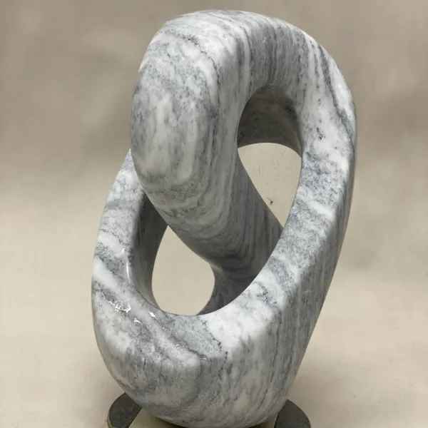 abstract beeld in natuursteen