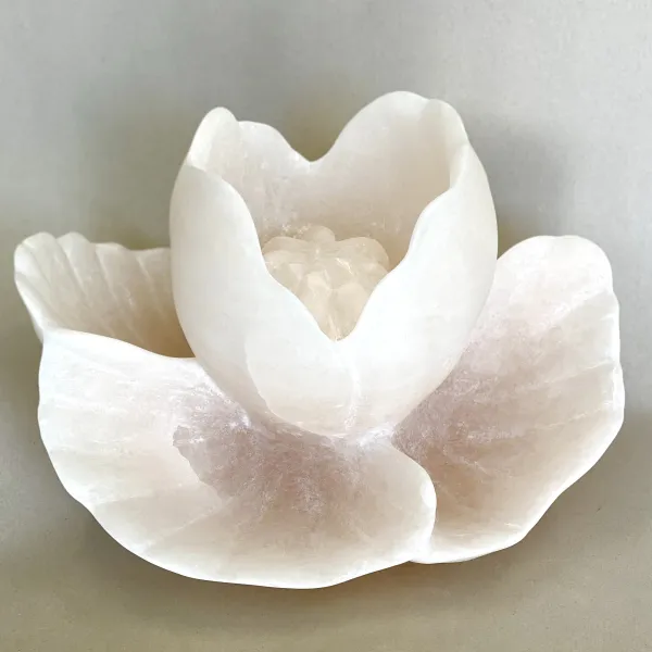 beeld van bloem in albast