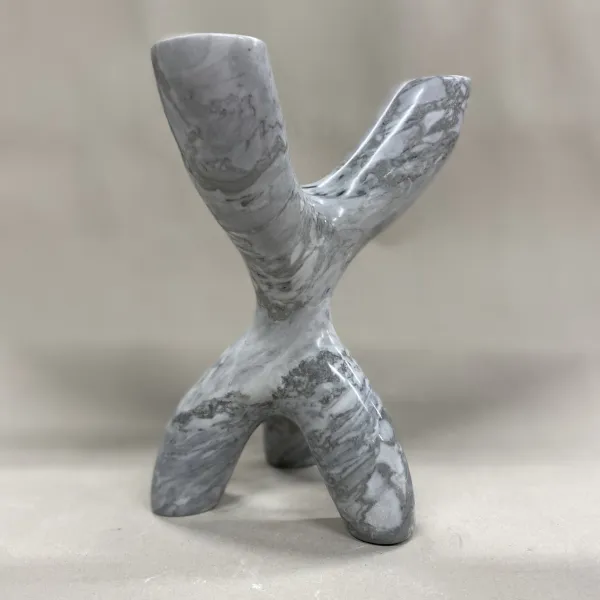 beeld in grijze marmer 