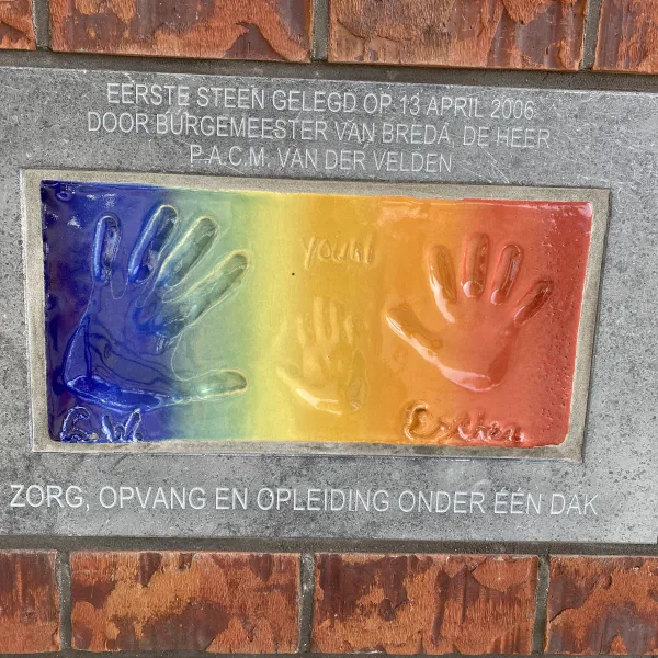 Eerste steen-zandoogjes-Kober Kinderopvang-keramiek-steen