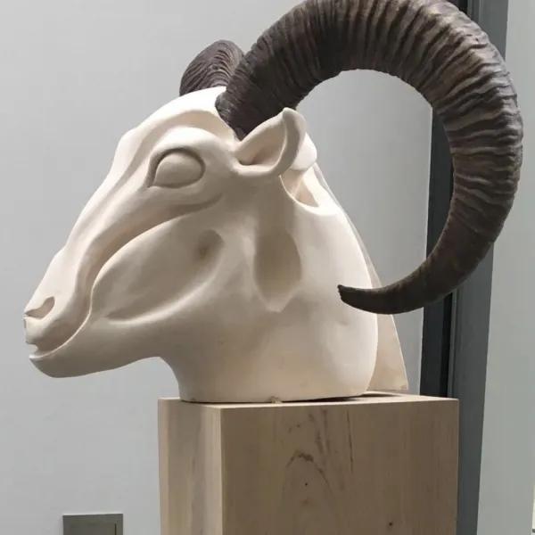 Beeld van ram in klei