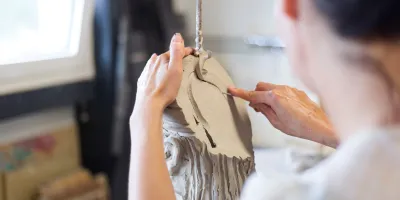 Portret van klei uithollen