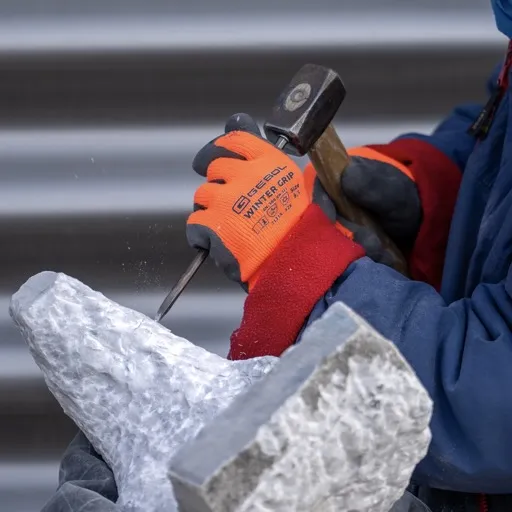 Beeld hakken met hamer en beitel in steen