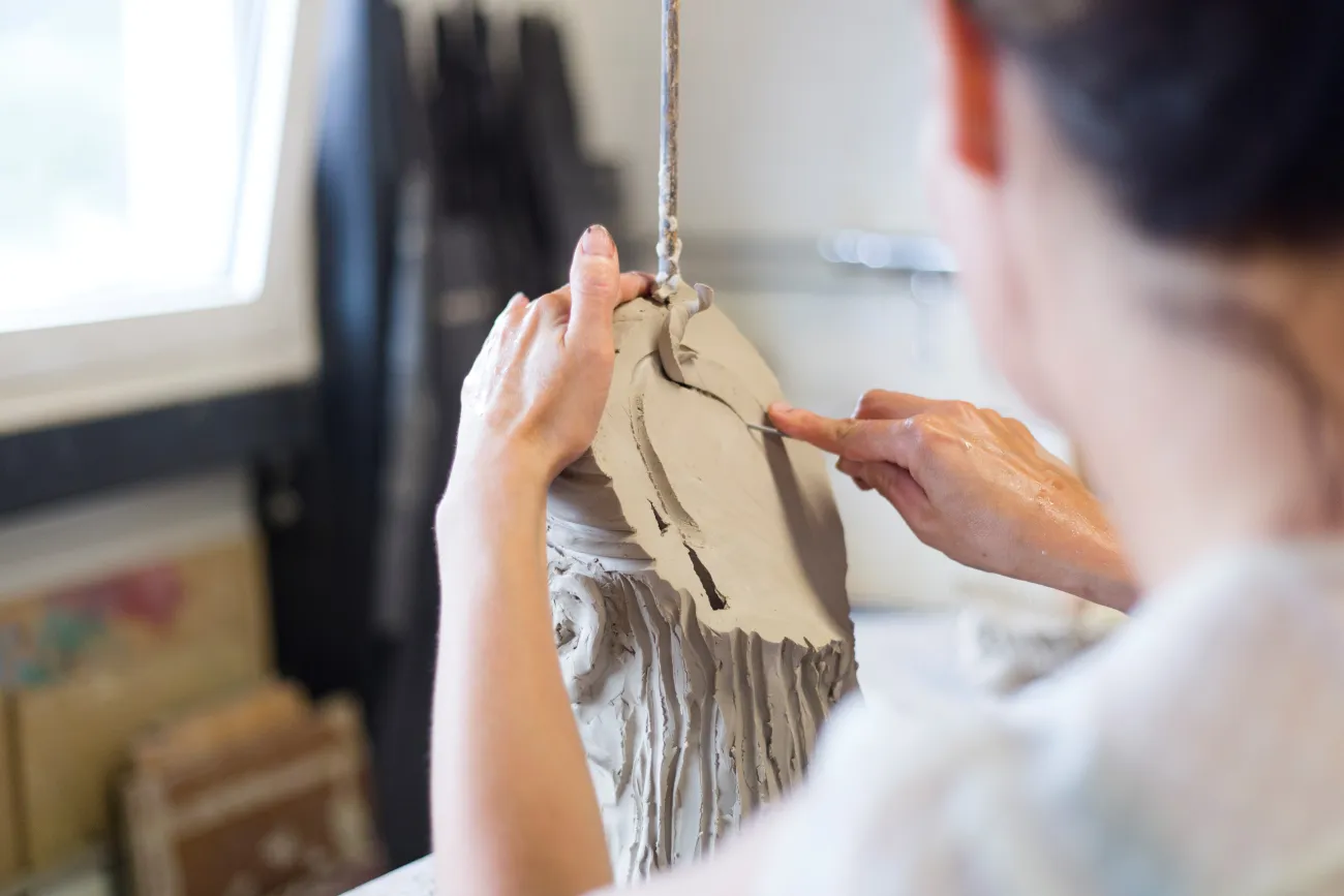 Portret van klei uithollen