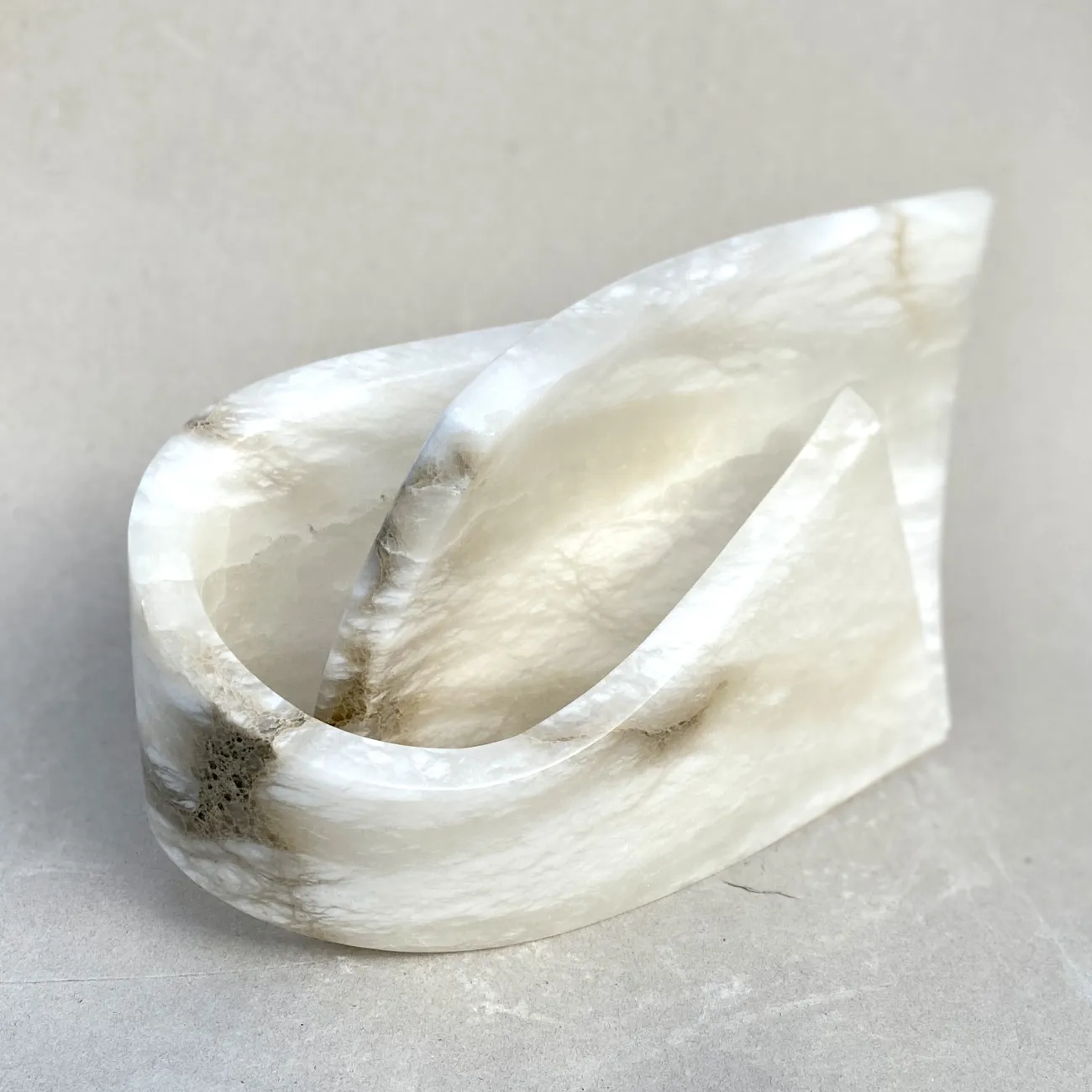 abstract beeld in albast