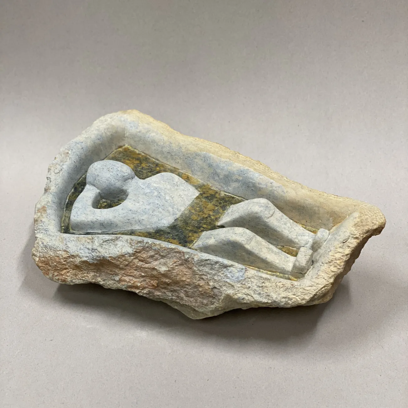 een beeld van iemand in bad van steen gemaakt