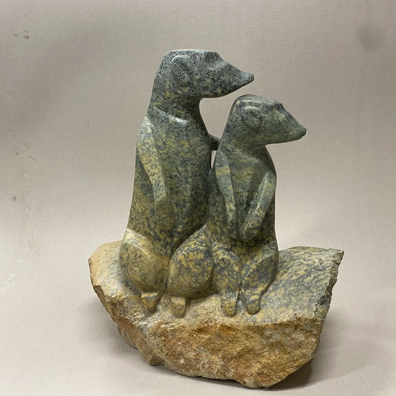 stokstaartjes in natuursteen