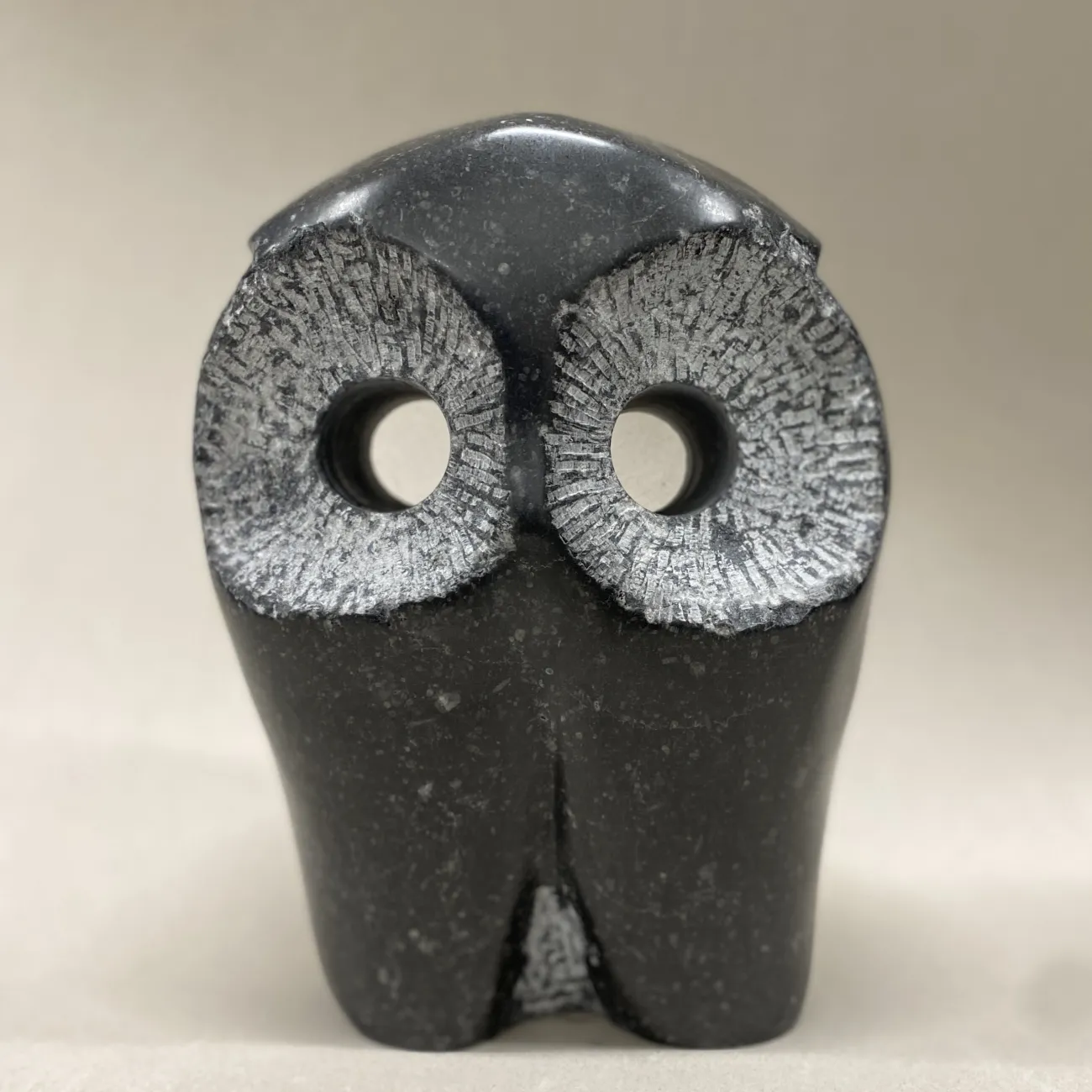 beeld van uil in Belgisch hardsteen