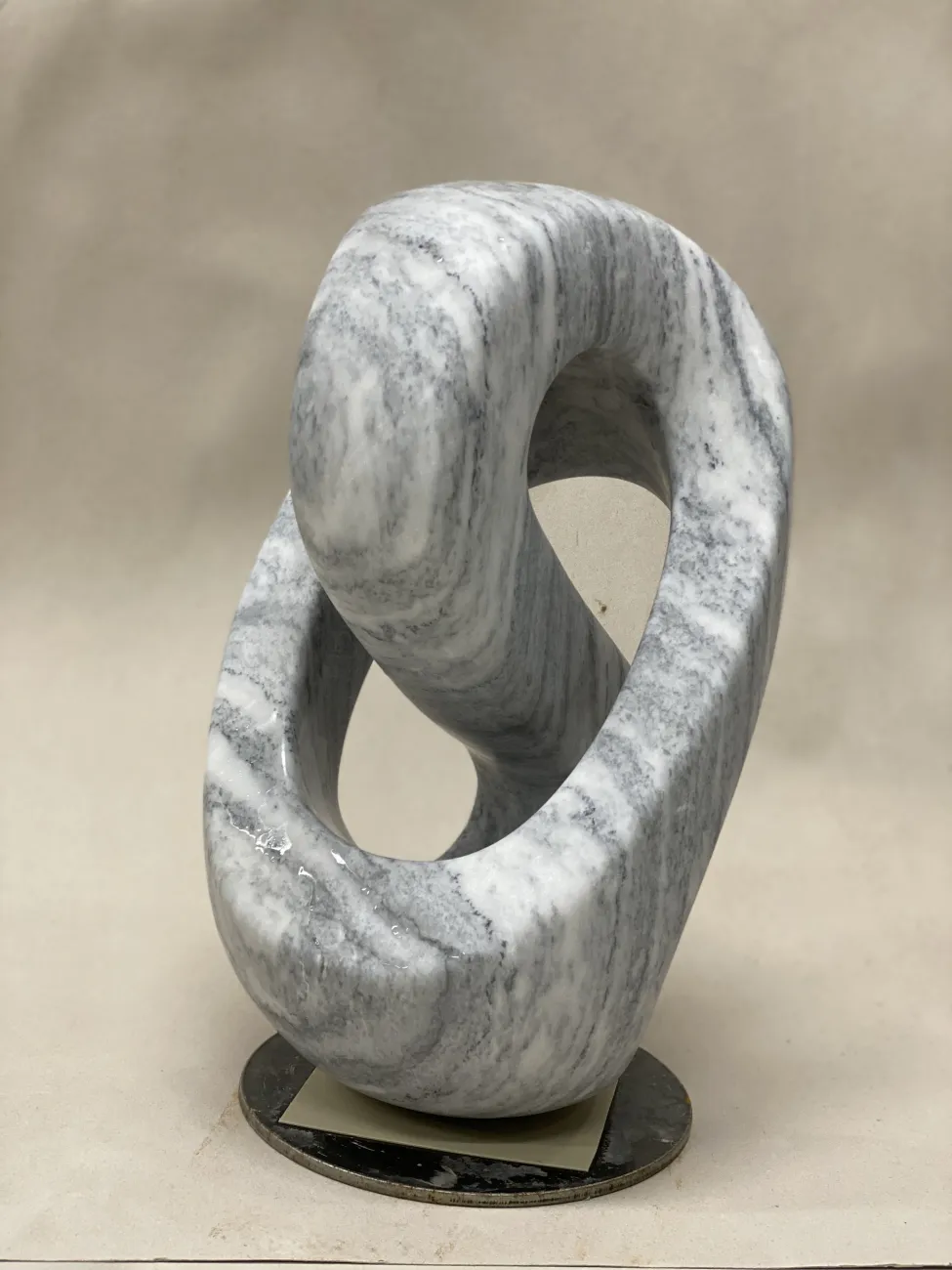 abstract beeld in natuursteen