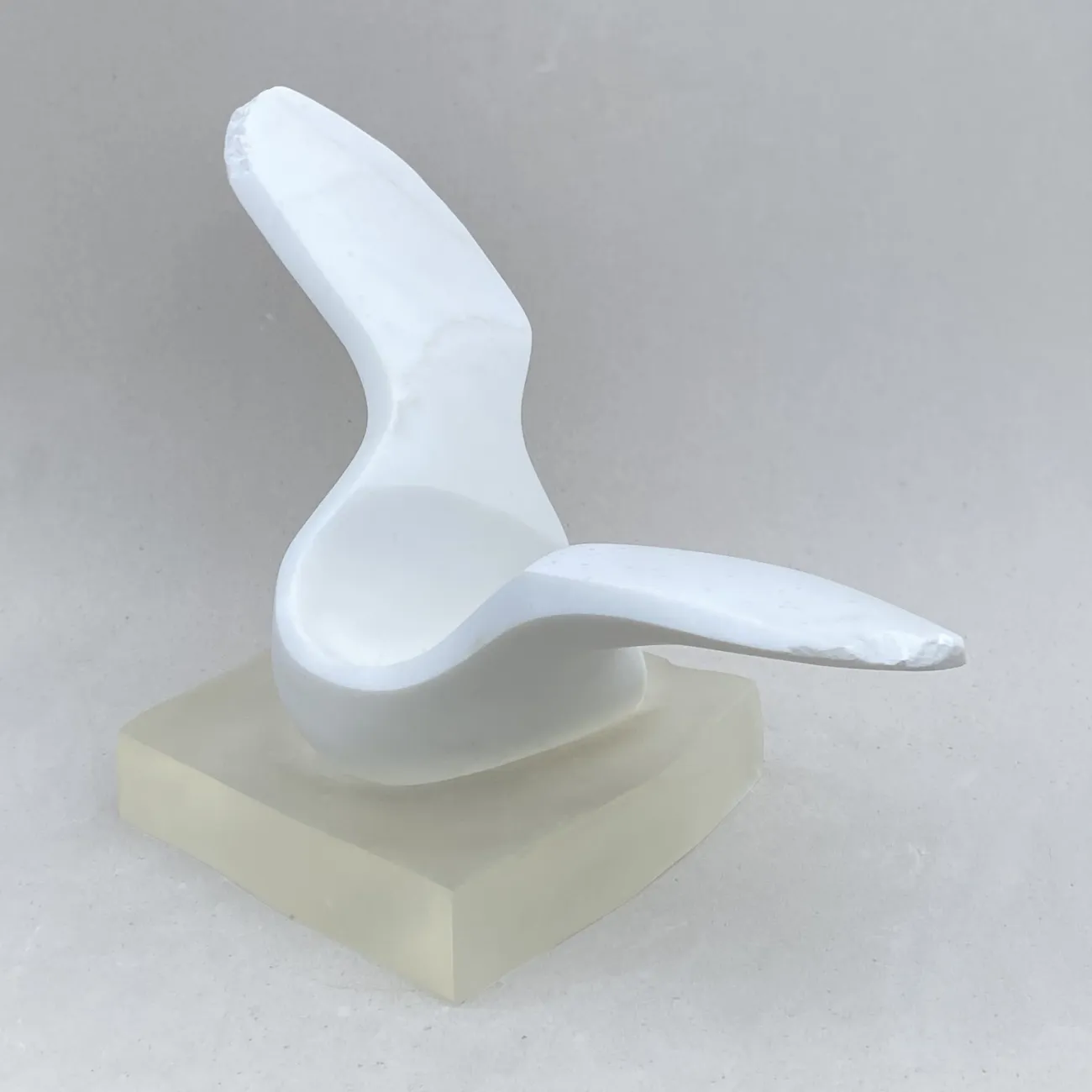 beeld van meeuw in marmer