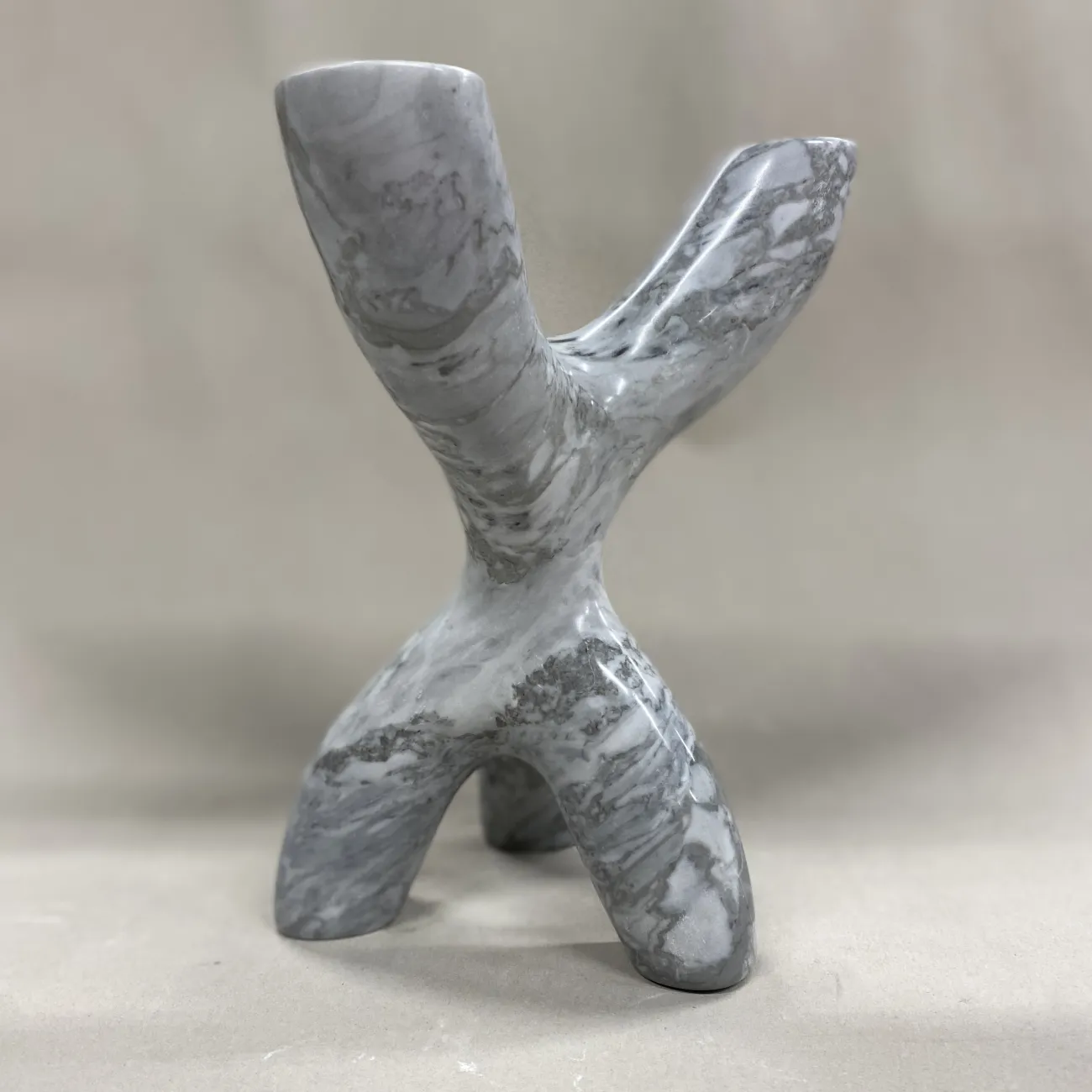 beeld in grijze marmer 