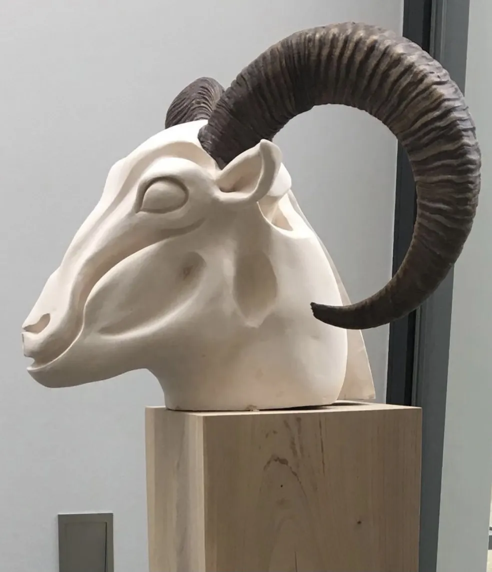 Beeld van ram in klei